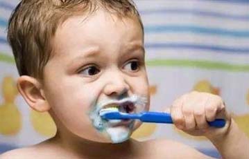 How can you smile with deeply yellow teeth? This is how you make your teeth whiter!